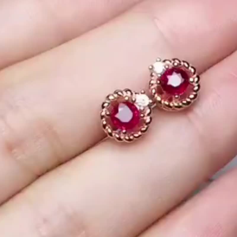 Genuine, 4mm. Natural Siam Ruby  Earrings Stud in Sterling Silver  Stud Earrings - 耳環/耳夾 - 其他金屬 咖啡色