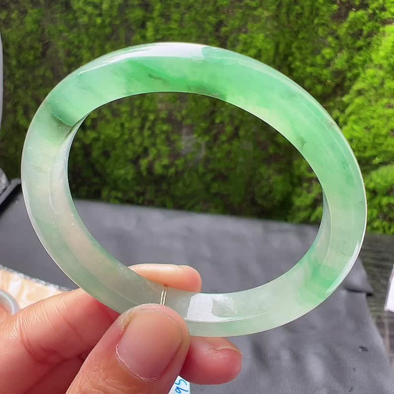 Ice type natural jadeite Myanmar A jade bracelet • Ice type emerald green jadeite concubine bracelet - สร้อยข้อมือ - หยก สีเขียว