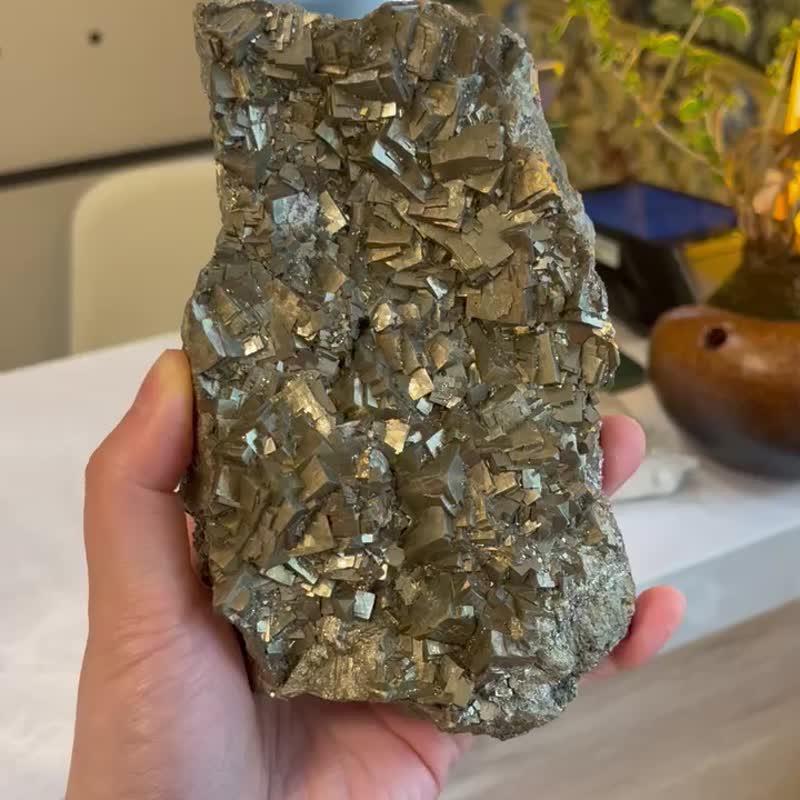 Pure pyrite raw stone home office decoration wealth feng shui attracts wealth and money luck - ของวางตกแต่ง - คริสตัล สีทอง