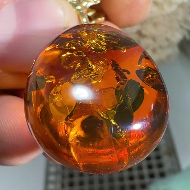 エレガントな手作りバルト産アンバーペンダント：ユニークなコニャックカラーネックレス 天然 本物 - ネックレス - 半貴石 ゴールド