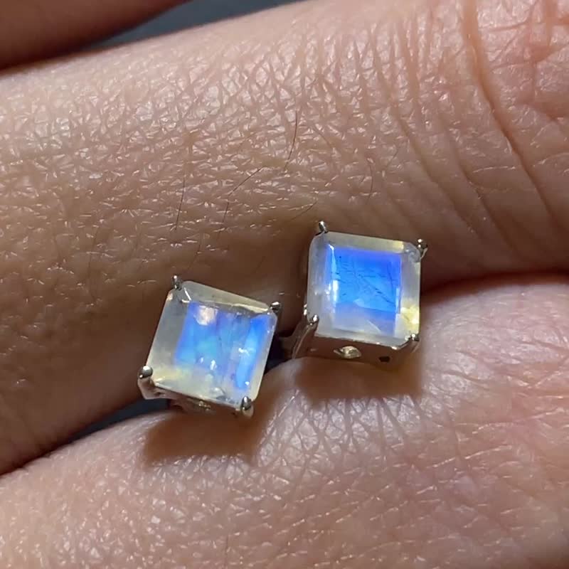 The video is an actual natural faceted moonstone ear needle made in India and made in 925 sterling silver in Taiwan. - ต่างหู - เครื่องประดับพลอย สีเขียว