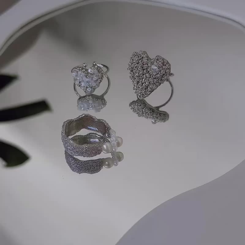 手縫刺繡戒指 - 銀白色系 (可調戒圍) - 戒指 - 繡線 銀色