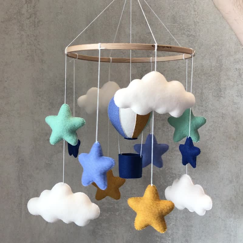 Baby mobile boy hot air balloon stars and clouds. Travel nursery hanging decor - 滿月禮物 - 其他材質 多色
