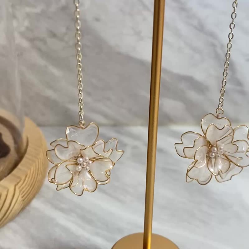 Jocelyn Crystal Flower Accessories - Camellia Earrings - White / Artificial Flower Liquid / Resin Flower / Dropper / Earrings / Flower / - งานโลหะ/เครื่องประดับ - เรซิน ขาว