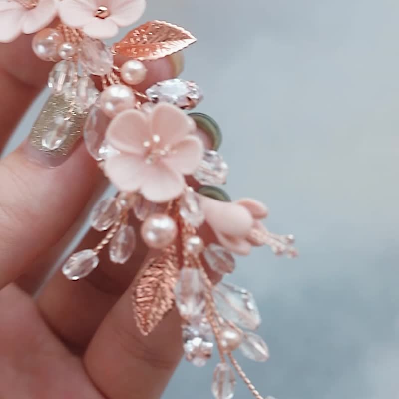 Powder pink floral hair piece for bride, Pink flower rose gold bridal hair vine - 髮夾/髮圈 - 黏土 粉紅色
