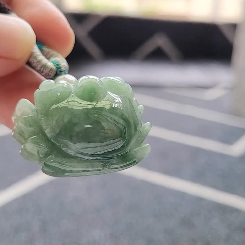 [Pro-Cui] Natural Emerald Ice Full Color Sunny Bottom Floating Teal Flowers Realistic Carved Crab Rope Chain - Necklaces - Jade Multicolor