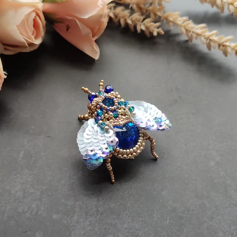 ジュエリー刺繡三次元クリスタル昆虫ブローチ-パールサファイアブルー