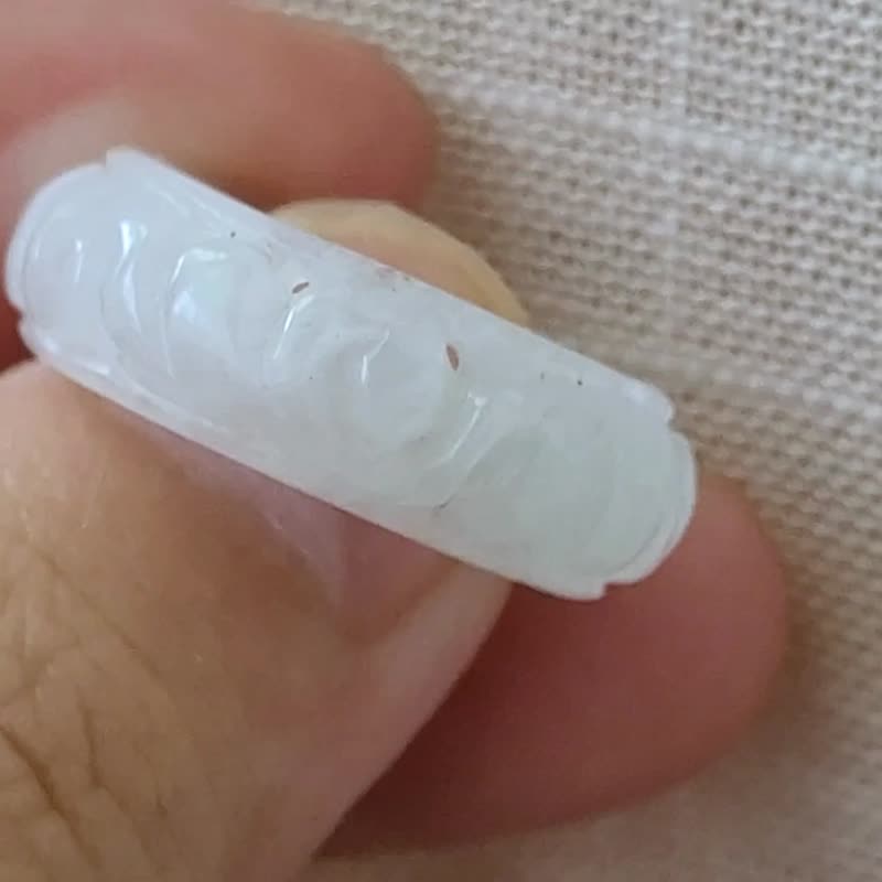 【親翠】天然翡翠 白冰飄微綠仿古紋雕刻手指鐲14號戒圈 - 戒指 - 玉石 白色