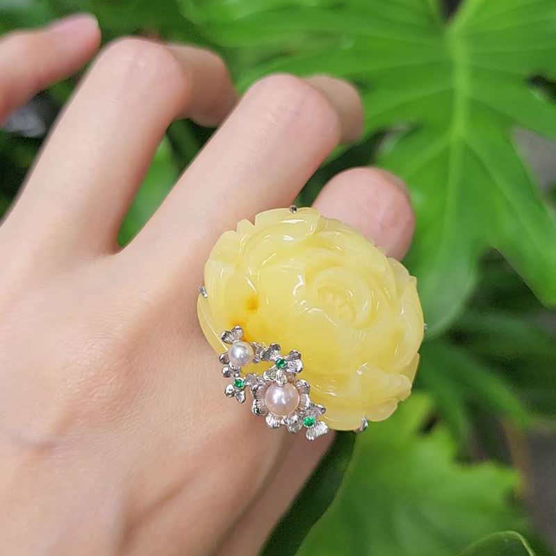 天然琥珀蝋牡丹花リッチ大粒宝石リング内径17.2mm単品ギフト
