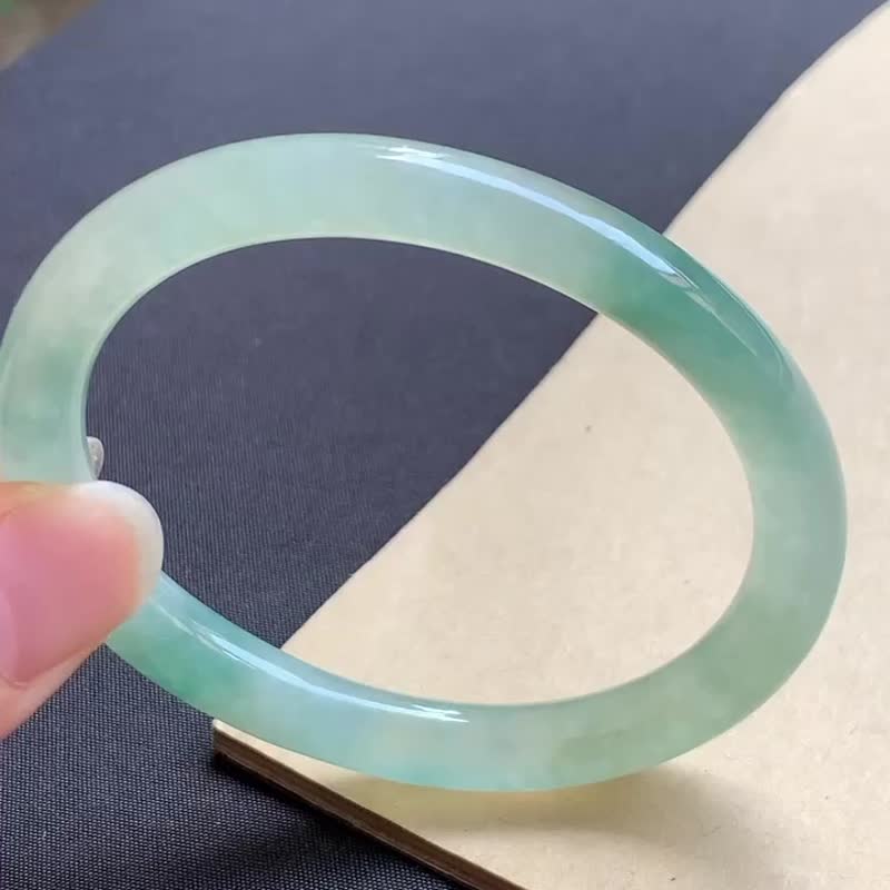 冰種翡翠天然翡翠玉鐲A玉手鐲 玉鈪 • 冰種湖水綠翡翠貴妃鐲 - 手鍊/手環 - 玉石 綠色