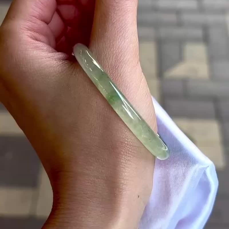 天然翡翠 緬甸翡翠 A玉 玉鐲 • 冰玻種半山水白底青幼條翡翠福鐲 - 手鍊/手環 - 石頭 綠色
