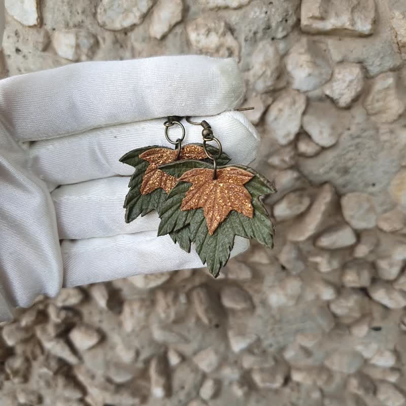 耳環 green leather earrings for her Leather women's jewelry - 耳環/耳夾/耳骨夾 - 真皮 綠色
