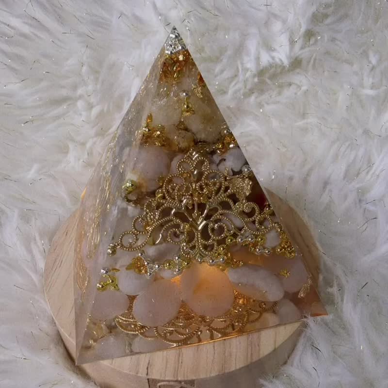 7.6x7.6x8.5cm（デスクサイド守護モデル）柔光・桜アゲートシトリン オルゴンエネルギーピラミッド - 置物 - クリスタル ゴールド