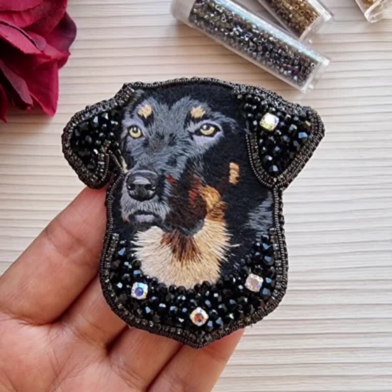 Custom dog portrait brooch made from a photo. Embroidered pet memorial gift. - 客製化寵物商品 - 繡線 