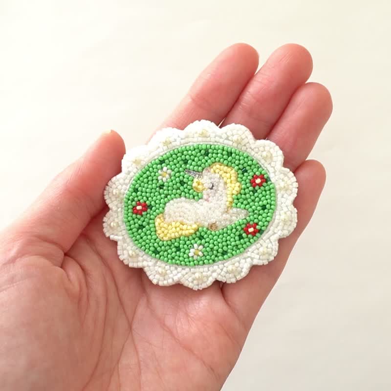 お花畑で眠るユニコーンのブローチ　ビーズ刺繍ブローチ - 胸針 - 其他材質 綠色