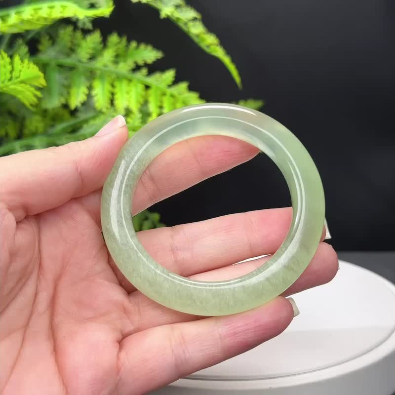 精品 蛇紋玉手鐲 51MM 冰潤湖綠色飄雪花玉手環 平安富貴蓬勃智慧 - 手鍊/手環 - 玉石 綠色