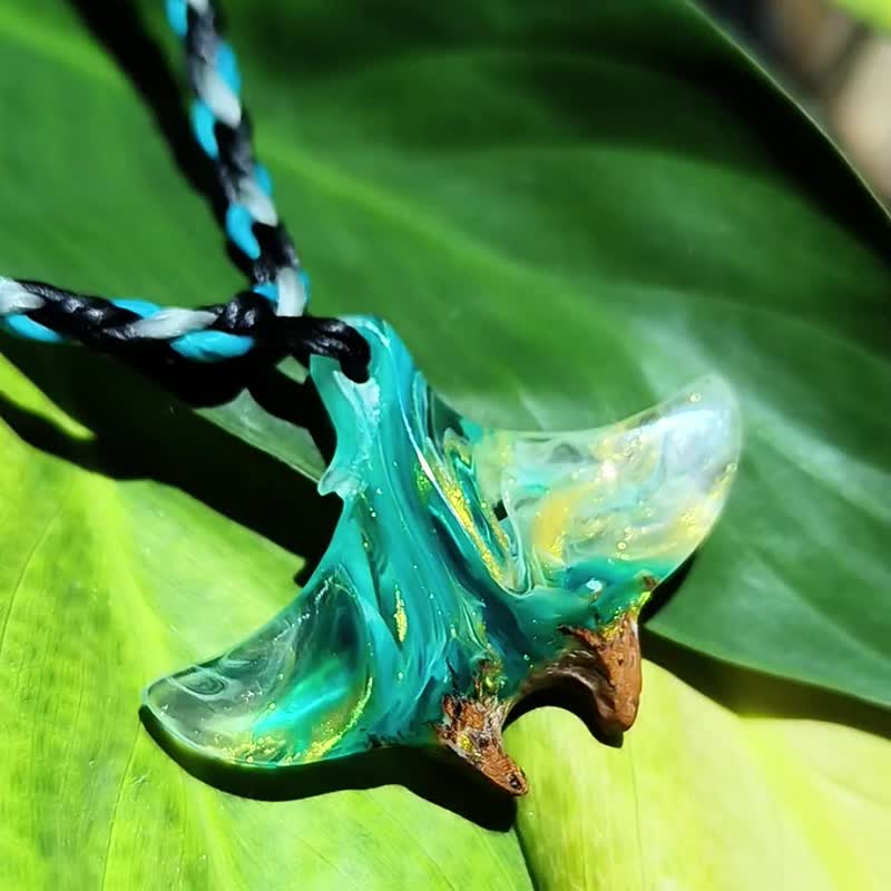 綠島手工/原木魟魚項鍊吊墜手鍊客製化/海洋海浪/樹脂/蠟繩禮物 - 項鍊 - 樹脂 多色