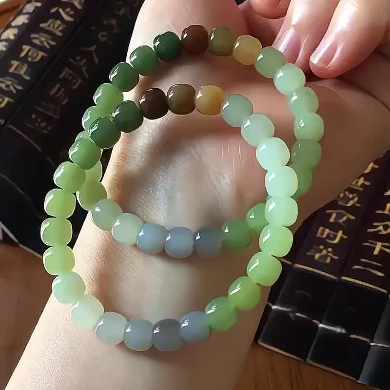 和田玉キャンディカラーマルチジェム 7x8mmブレスレット。小さくても上質、みずみずしく透明感があり、身につけると手元を上品に彩ります。 - ブレスレット - クリスタル 