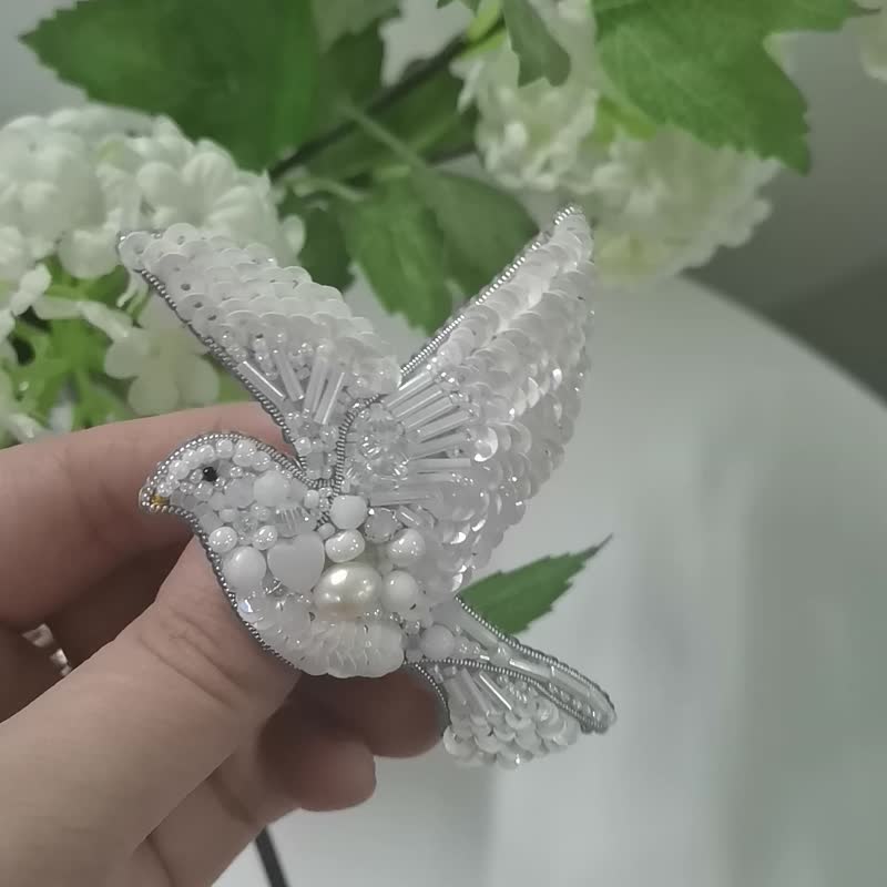 Dove brooch, write bird jewelry brooch beaded, dove jewelry - 胸針 - 玻璃 白色