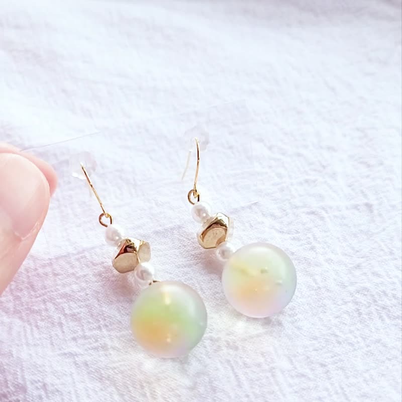 Matt Translucent Aurora Sphere Dangle Earrings / Clip-on - ต่างหู - เรซิน สีใส