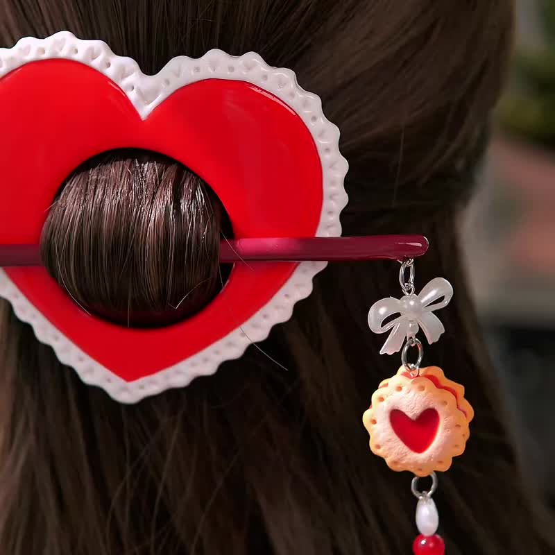 Kawaii Heart Hair Stick – Handmade Polymer Clay Bun Pin with Strawberry Cookie - 髮夾/髮圈 - 其他材質 
