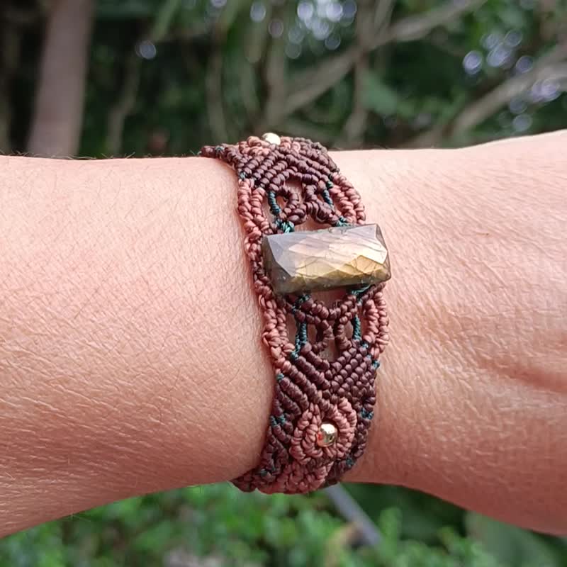 Macrame bracelet with labradorite - สร้อยข้อมือ - เครื่องเพชรพลอย สีกากี