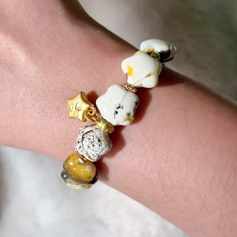 天然琥珀の星彫りブレスレット、黒と白の植物琥珀オレオ、蛍光ゴールドのサラダシルク琥珀。 - ブレスレット - 半貴石 多色