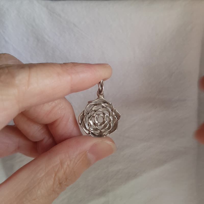 【Rose Window】925 Silver Handmade Silver Rose Hollow Necklace Pendant - สร้อยคอ - โลหะ สีเงิน