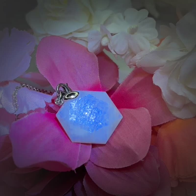 Natural blue moonstone pendulum necklace pendant. - สร้อยคอ - เครื่องประดับพลอย หลากหลายสี