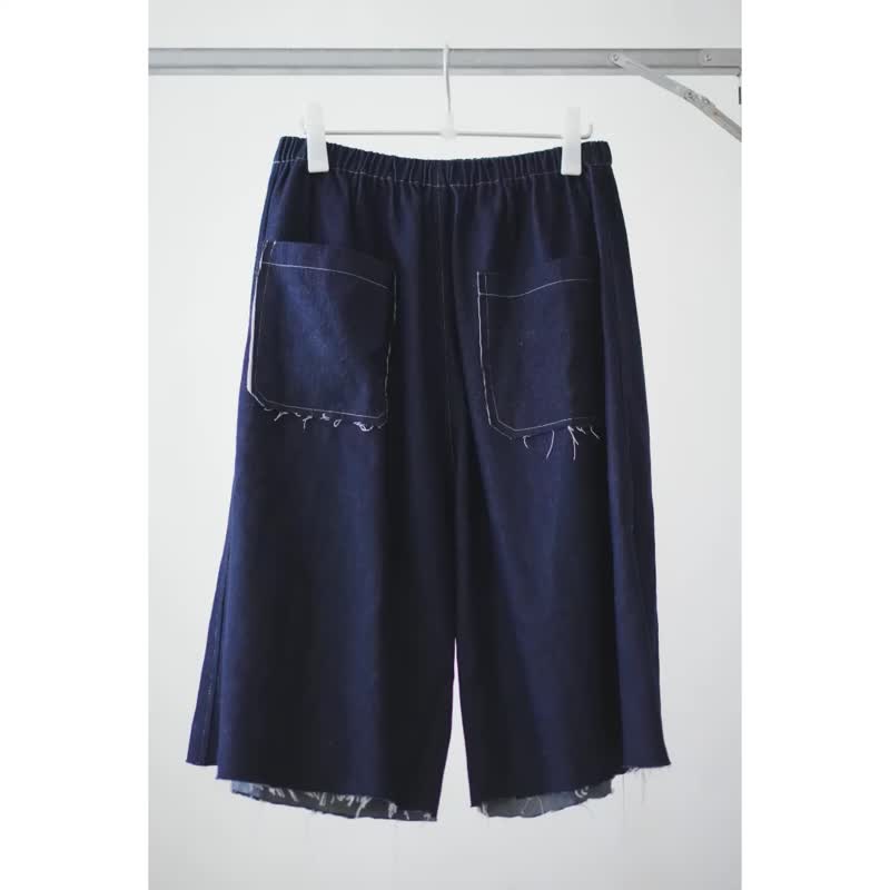 中厚磅深藍抽鬚不收邊七分褲 - 女長褲 - 棉．麻 藍色