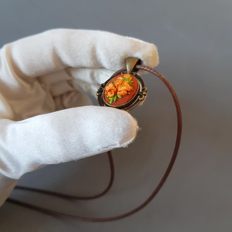 刺繡 珠寶 Ribbon embroidered pendant for her, yellow flower jewelry embroidery - 項鍊 - 絲．絹 黃色
