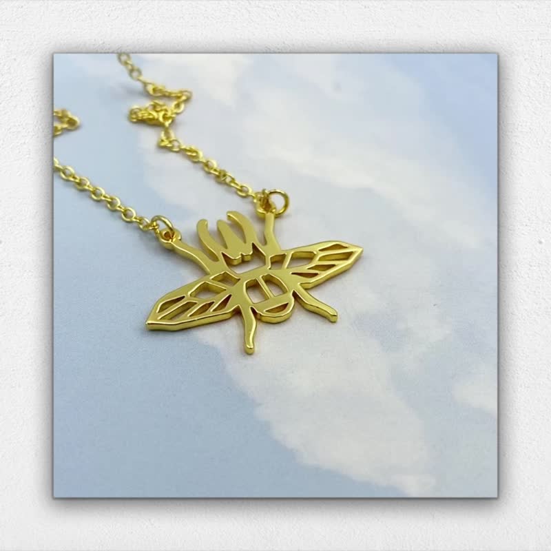 アトラスオオカブトのネックレス、幾何学的なスタイル、ゴールドメッキ。 - ネックレス - 銅・真鍮 ゴールド