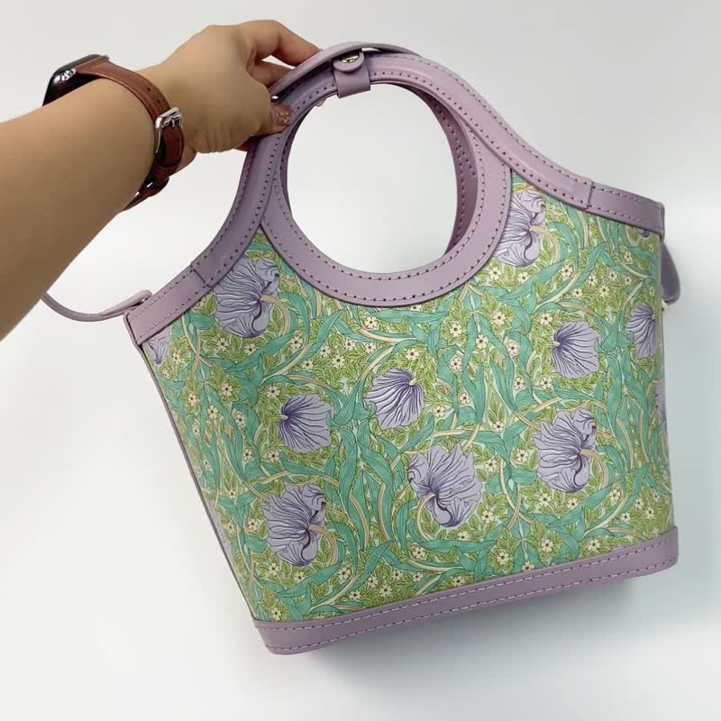 Handmade genuine leather patchwork handbag dual-purpose basket shoulder bag purple curly grass flower - กระเป๋าแมสเซนเจอร์ - หนังแท้ ขาว