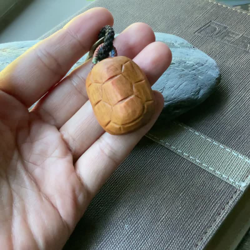 Hinoki wood blessing small tortoise shell charm key ring backpack charm - ที่ห้อยกุญแจ - ไม้ หลากหลายสี