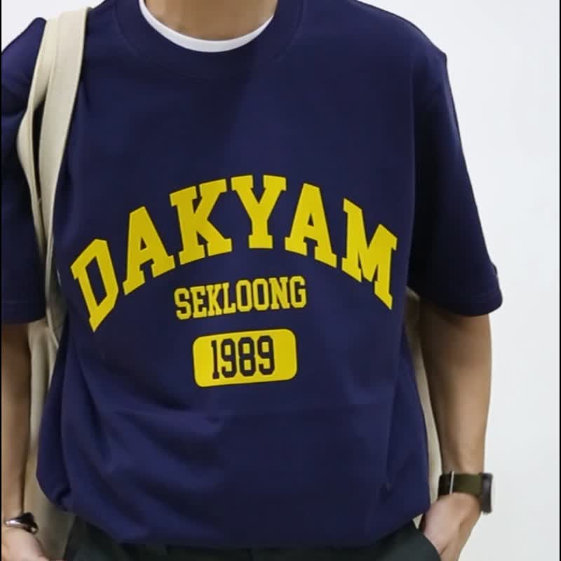 DAKYAM 夏 2024 新しいアメリカンカレッジスタイル植毛テキストプリントピュアコットン半袖ラウンドネック Tシャツ - Tシャツ メンズ - コットン・麻 