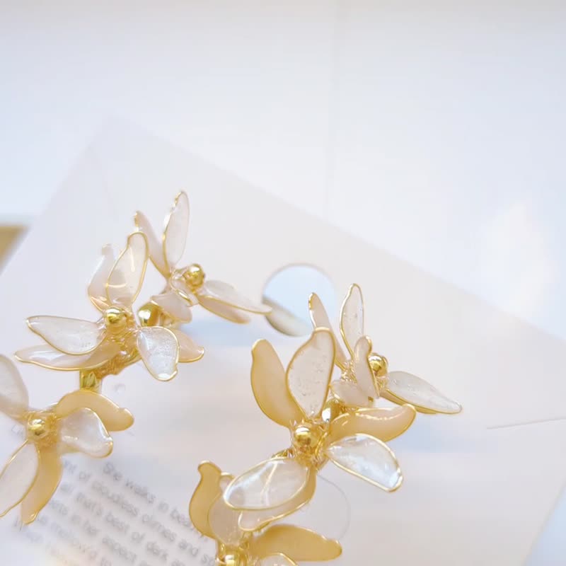 1KM Customized Unique Pastel Resin Flower C-Hoop Earrings-2 - ต่างหู - เรซิน ขาว