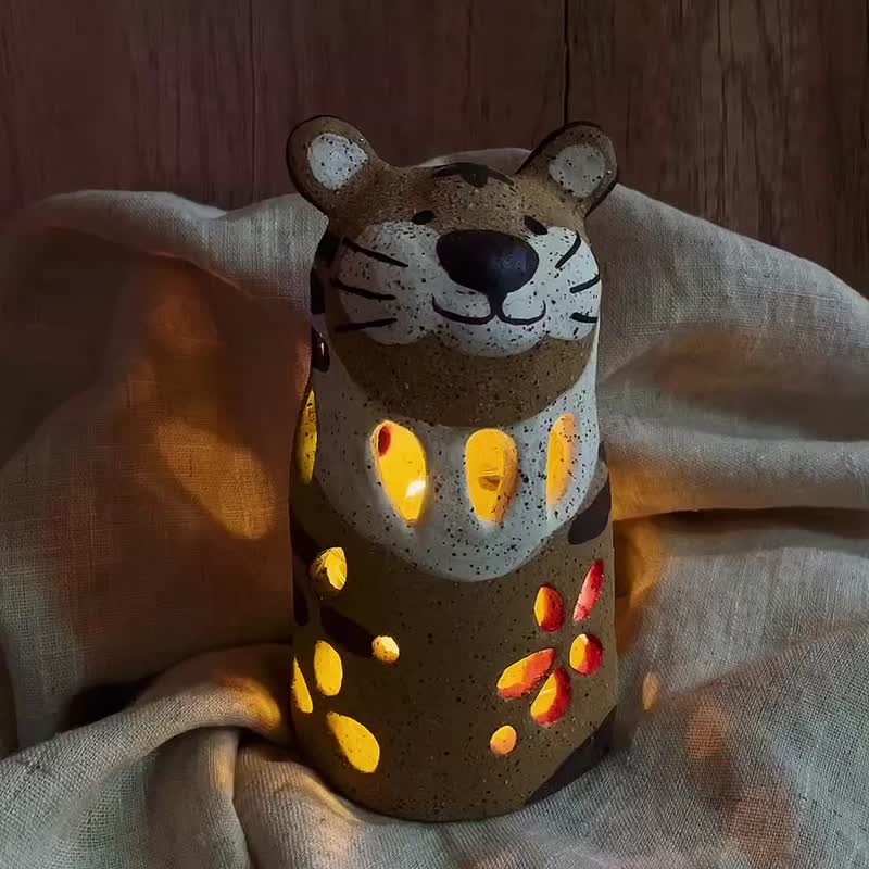 A Lu cute tiger pottery lamp/decoration/hand-painted American sand pottery with LED Bronze lamp is the only one - Lighting - Pottery Multicolor