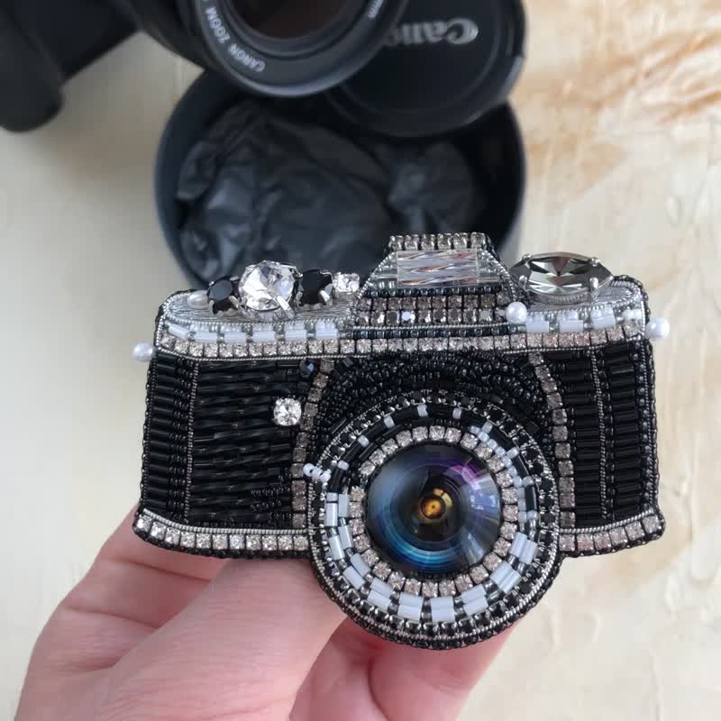 カメラのブローチ camera 刺繍のブローチ ビーズのジュエリー 写真撮影のための手作りのギフ