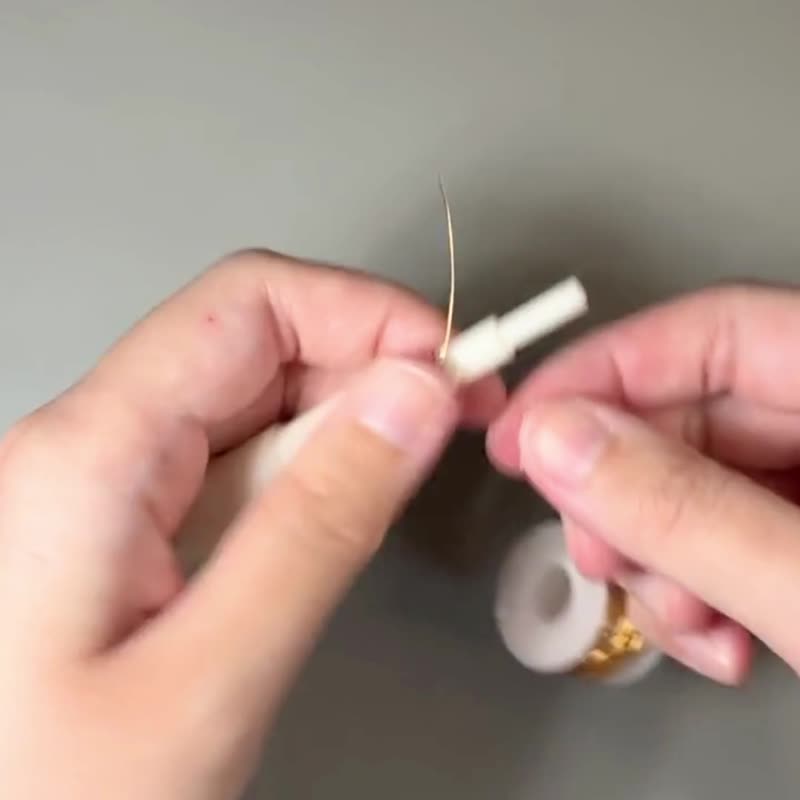 妖艶な赤 彼岸花のピアス / イヤリング スワロフスキーと揺れるゴールドバー 金属アレルギー対応 - ピアス・イヤリング - レジン レッド