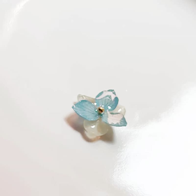 Blue and white hydrangea real flower dried flower earrings/ Clip-On/ear needles - ต่างหู - พืช/ดอกไม้ สีน้ำเงิน