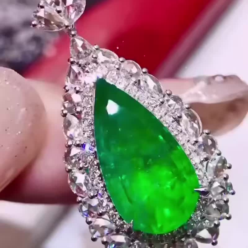 Emerald pendant main Stone 4.5 carats - Necklaces - Gemstone 