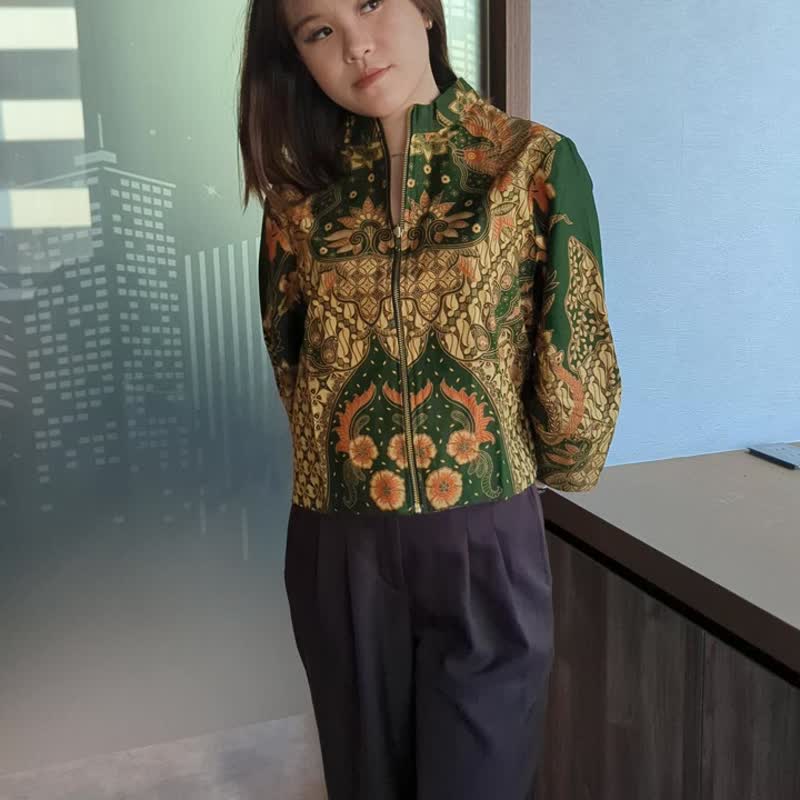 YURA Batik Zip Up Outer - Green Phoenix - YUR006 - เสื้อผู้หญิง - ผ้าฝ้าย/ผ้าลินิน สีเขียว