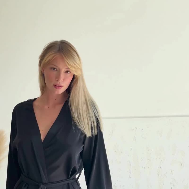 黑色長款絲滑長袍 帶袖口與開衩設計 - 睡衣/居家服 - 絲．絹 白色