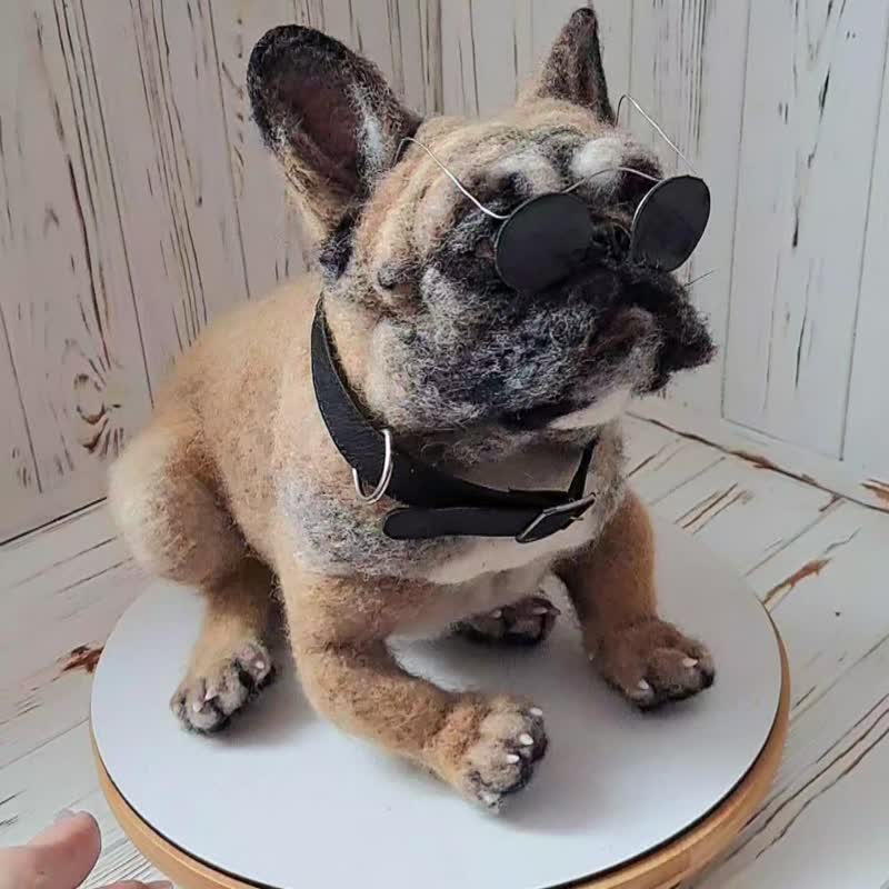 用針將羊毛製成毛氈狗。   鬥牛犬雕塑。   你的寵物怎麼樣了 - 玩偶/公仔 - 羊毛 卡其色