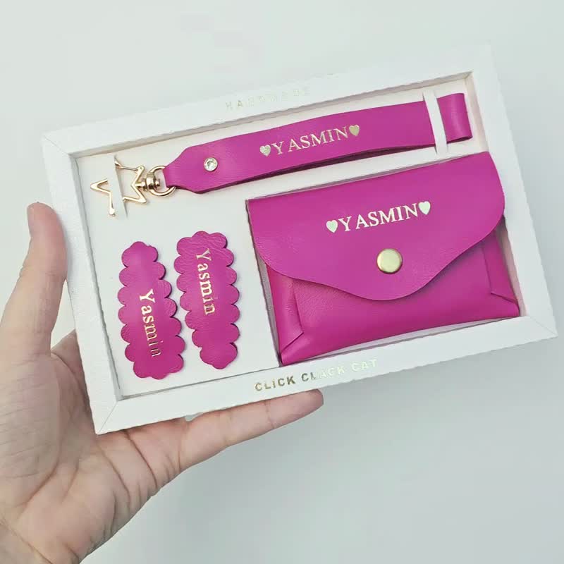 Personalized leather accessory set: wallet, keychain, and hair clips - ที่เก็บพาสปอร์ต - หนังแท้ สึชมพู