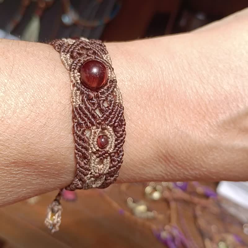 Macrame bracelet with tiger eye bead - สร้อยข้อมือ - เครื่องเพชรพลอย สีนำ้ตาล