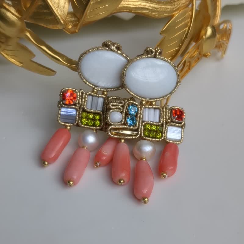 Earrings Mosaic with mother of pearls and coral beads - 耳環/耳夾/耳骨夾 - 其他材質 多色