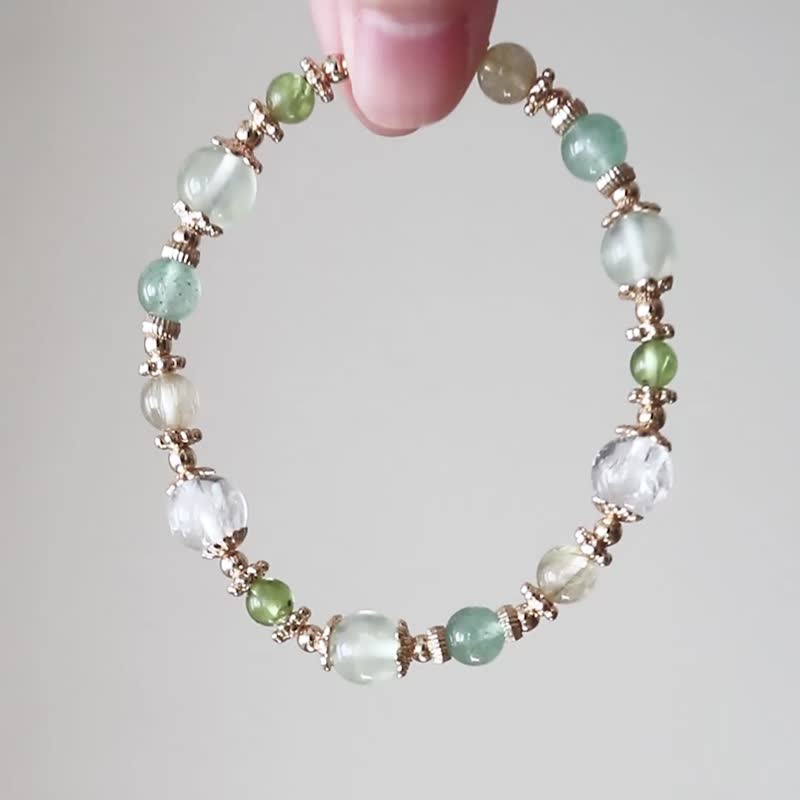 [Clover] Prehnite Stone strawberry crystal titanium crystal Stone acestelay/for good luck/ - สร้อยข้อมือ - คริสตัล สีเขียว