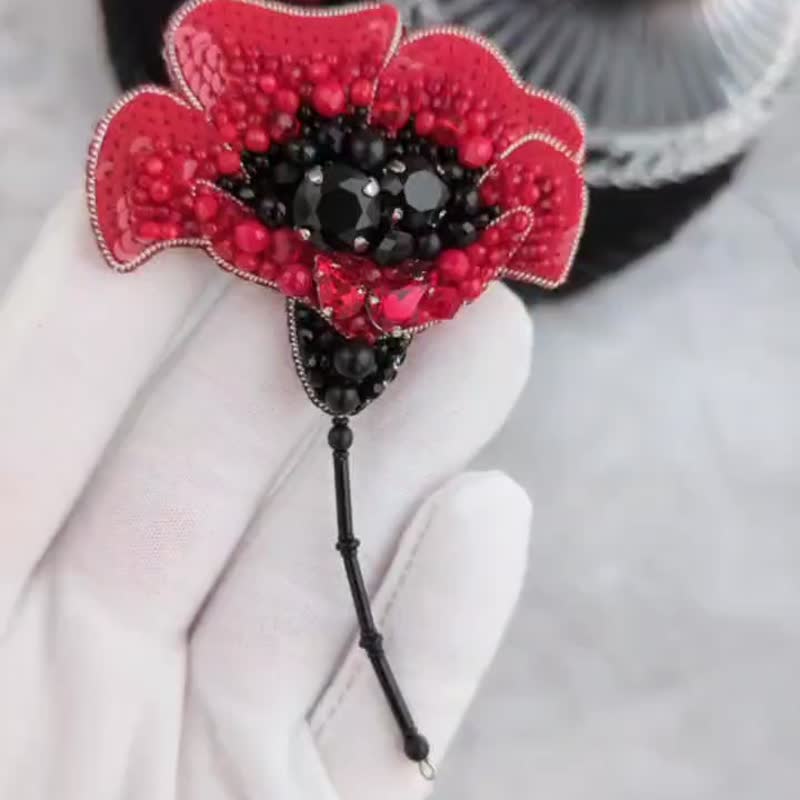 beaded brooch poppy Jewelry pin beaded brooch flower embroidered brooch - เข็มกลัด - กระจกลาย สีแดง