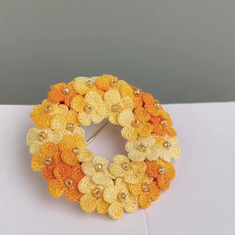 新品萬歲! 手作編織微鈎 鈎織 繁花似錦 編織毛線 小花蔟胸針 心 - 胸針 - 繡線 黃色